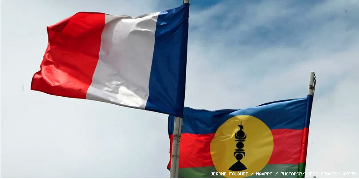 Le drapeau francais et le drapeau de Nouvelle-Calédonie. - Jérôme Fouquet / MAXPPP / PHOTOPQR/OUEST FRANCE/MAXPPP Nouvelle-Calédonie : un pari « historique » à l’épreuve du terrain